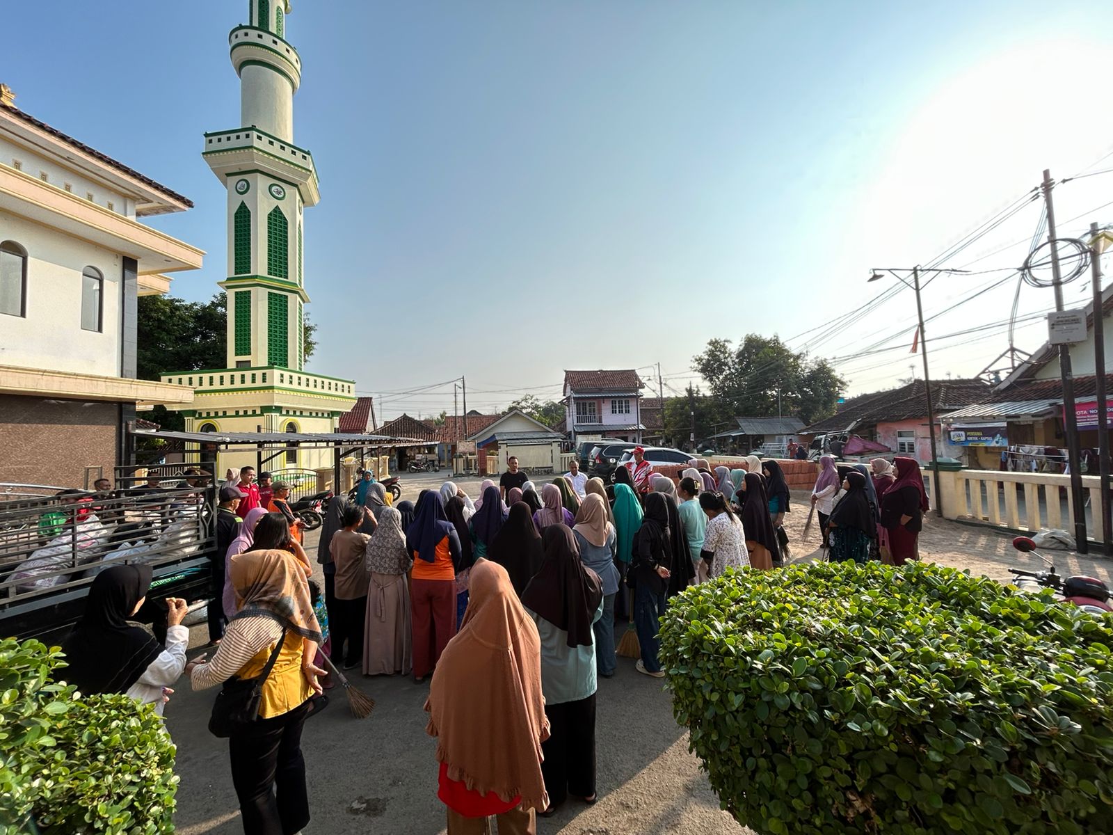 Geber Jumat, Warga Desa Jatipamor Gotong Royong Wujudkan Lingkungan Bersih dan Sehat